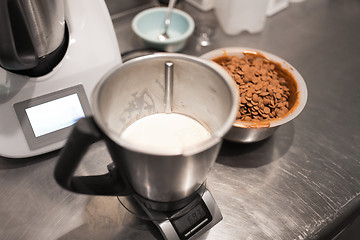 Image showing cream on kitchen scale at confectionery shop