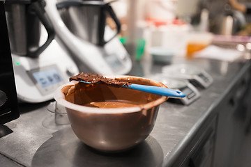 Image showing chocolate cream in bowl at confectionery shop