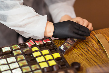 Image showing worker packing candies at confectionery shop