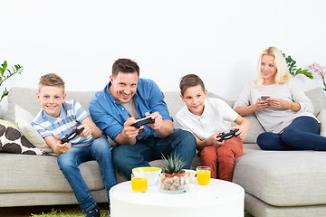 Image showing Happy young family playing videogame On TV.