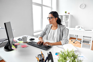 Image showing businesswoman with computer working at office