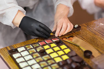 Image showing worker packing candies at confectionery shop