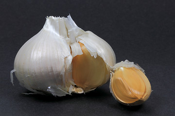 Image showing Single Bulb and clove Elephant Garlic. 