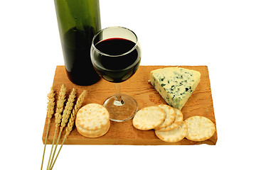 Image showing Wine, Blue cheese and water crackers. 