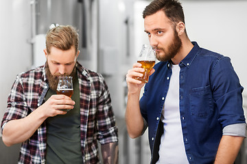 Image showing men drinking and testing craft beer at brewery