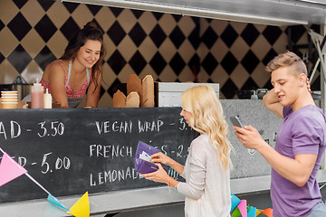 Image showing queue of customers and saleswoman at food truck