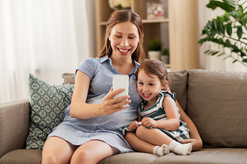 Image showing pregnant mother and daughter with smartphone