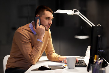 Image showing businessman calling on sartphone at night office