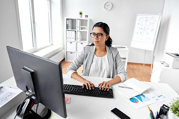 Image showing businesswoman with computer working at office