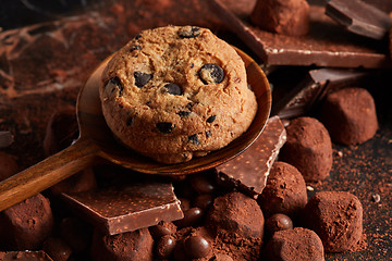 Image showing Fresh chocolate chip cookies