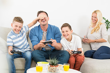 Image showing Happy young family playing videogame On TV.