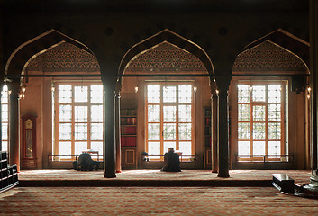 Image showing male Muslim praying in the mosque