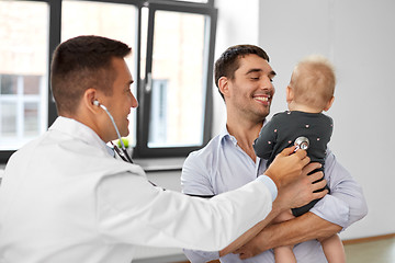 Image showing father with baby and doctor at clinic