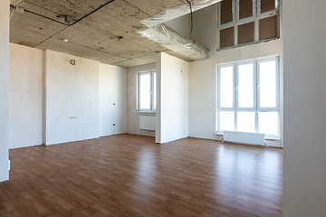 Image showing The interior of the spacious apartment without repair, with laminate flooring