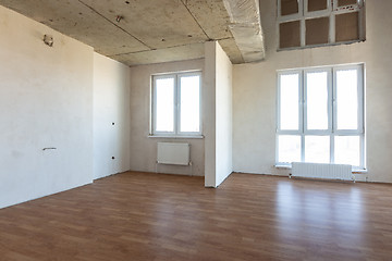 Image showing The interior of the spacious room without repair, with laid laminate