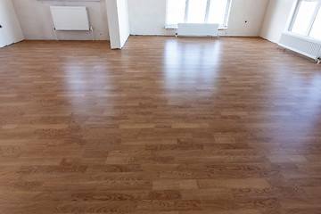 Image showing Laminate flooring in the interior of a spacious room in a new building