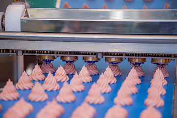 Image showing Cakes on automatic conveyor belt , process of baking in confecti