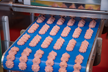 Image showing Cakes on automatic conveyor belt , process of baking in confecti