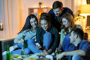 Image showing friends with smartphone watching tv at home