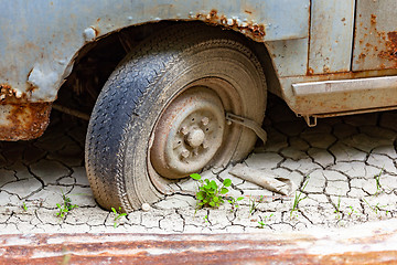 Image showing old car in the mud