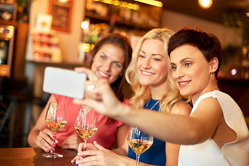 Image showing women taking selfie by smartphone at wine bar