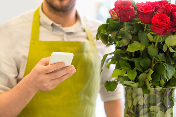 Image showing florist with smartphone and roses at flower shop