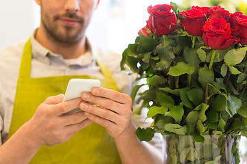 Image showing florist with smartphone and roses at flower shop