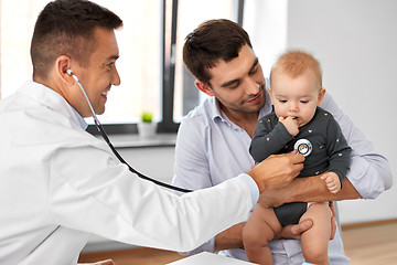 Image showing father with baby and doctor at clinic