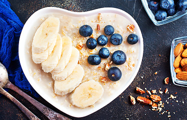 Image showing oat flakes with berries