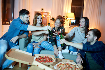 Image showing happy friends with drinks and pizza party at home