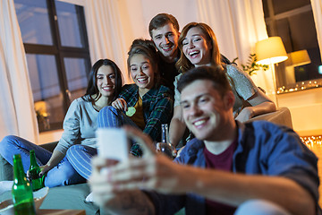 Image showing friends with smartphone and drinks at night home