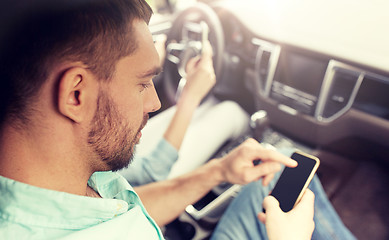 Image showing man and woman with smartphones driving in car