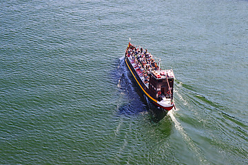 Image showing Tourist boat moving on The Duoro river in Porto