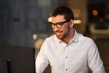 Image showing businessman with computer working at night office