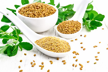 Image showing Fenugreek in two spoons and bowl with leaves on board