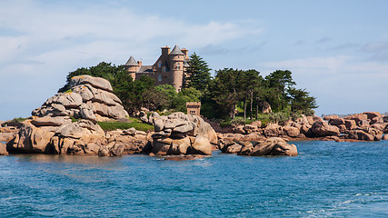 Image showing Castle amongst pink granite boulders near ploumanach