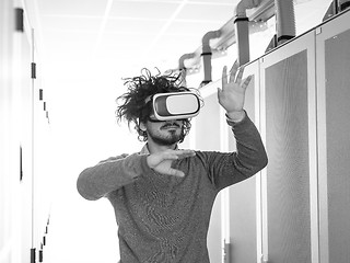 Image showing IT engeneer using virtual reality headset