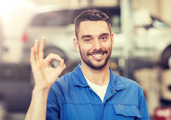 Image showing auto mechanic or smith showing ok at car workshop