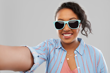 Image showing african american woman in sunglasses taking selfie