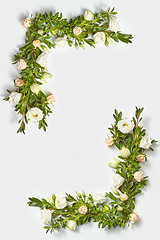 Image showing Vertical corner frame from evergreen boxwood twigs and roses.