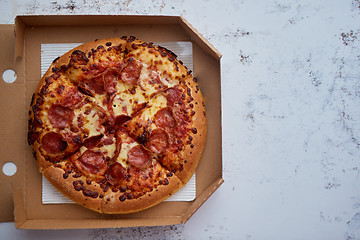 Image showing Delicious pepperoni pizza in the in delivery box