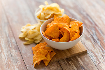 Image showing close up of potato crisps and nachos in bowls