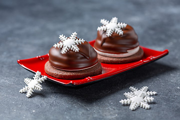 Image showing Mini cakes in chocolate glaze.