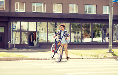 Image showing young man with fixed gear bicycle on crosswalk