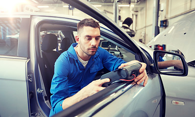 Image showing mechanic man with diagnostic scanner at car shop