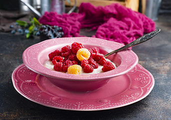 Image showing oat flakes with berries