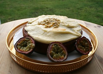 Image showing Cake with butter cream and passion fruit 