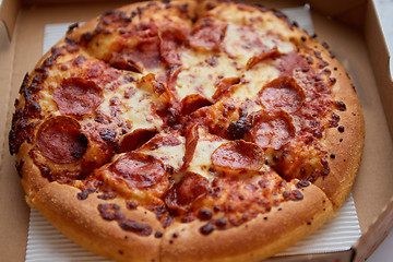 Image showing Delicious pepperoni pizza in the in delivery box