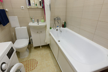 Image showing Location of furniture in the bathroom of a small apartment