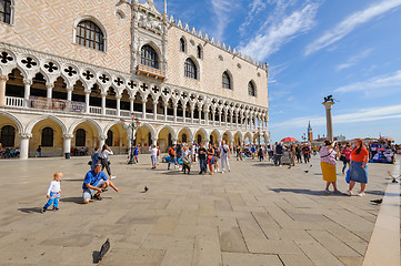 Image showing Doge\'s Palace in Venice with tourists around